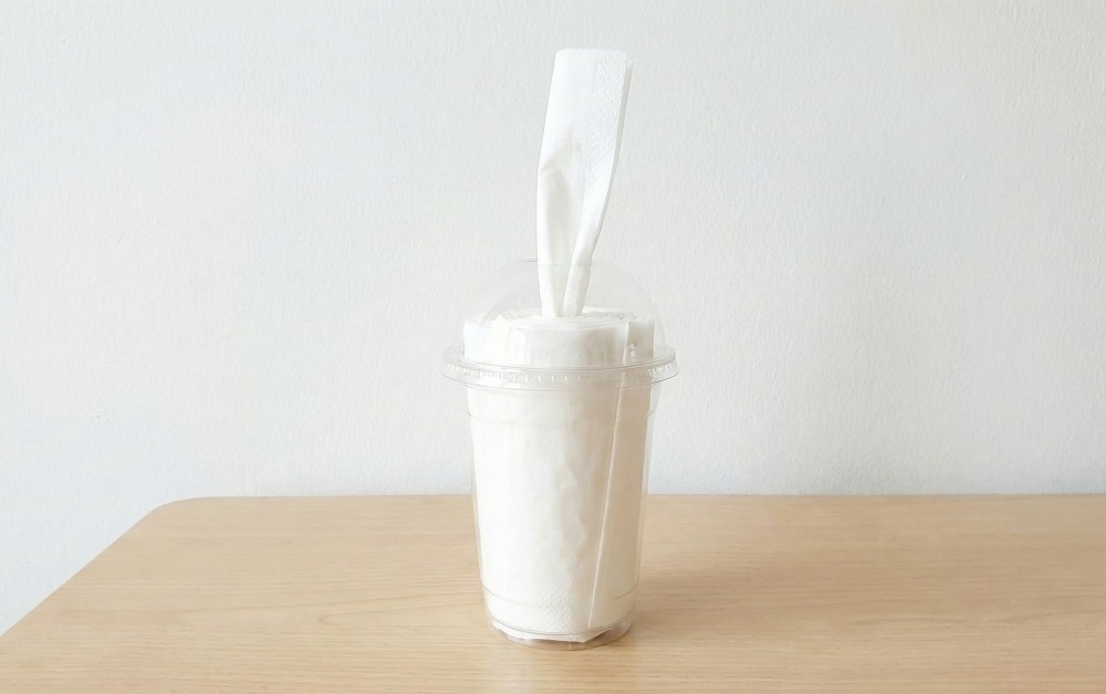 커피 테이크아웃 잔을 휴지 케이스로 활용할 수 있다. 곳곳에 흩어진 휴지를 모아두면 유용하다. AI툴로 생성한 자료사진.