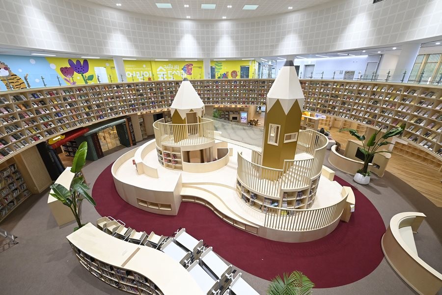 대구 달성어린이숲도서관 2층 모험가의 성 전경. / 대구 달성교육재단 제공