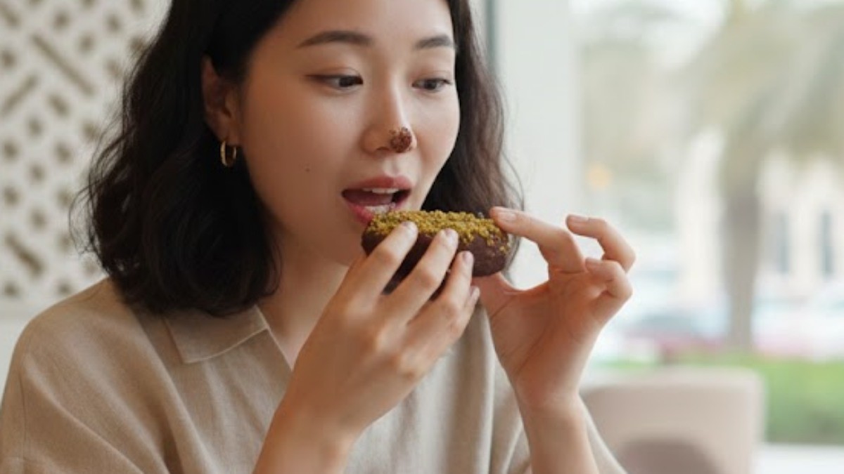 '두바이 쫀득 쿠키' 먹는 모습. AI가 생성한 자료사진.