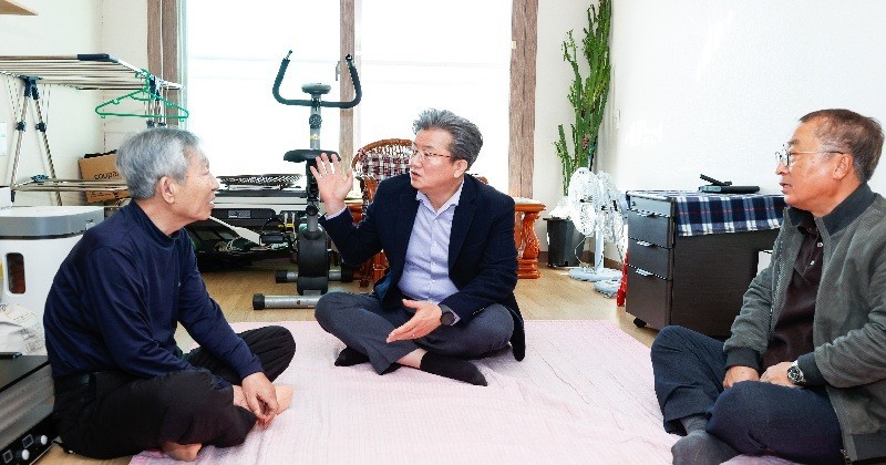 25일 정용래 유성구청장과 관계자가 오봉록 애국지사 자녀 오우룡 씨(오른쪽에서 네 번째) 가정을 방문해 위문했다./사진=유성구