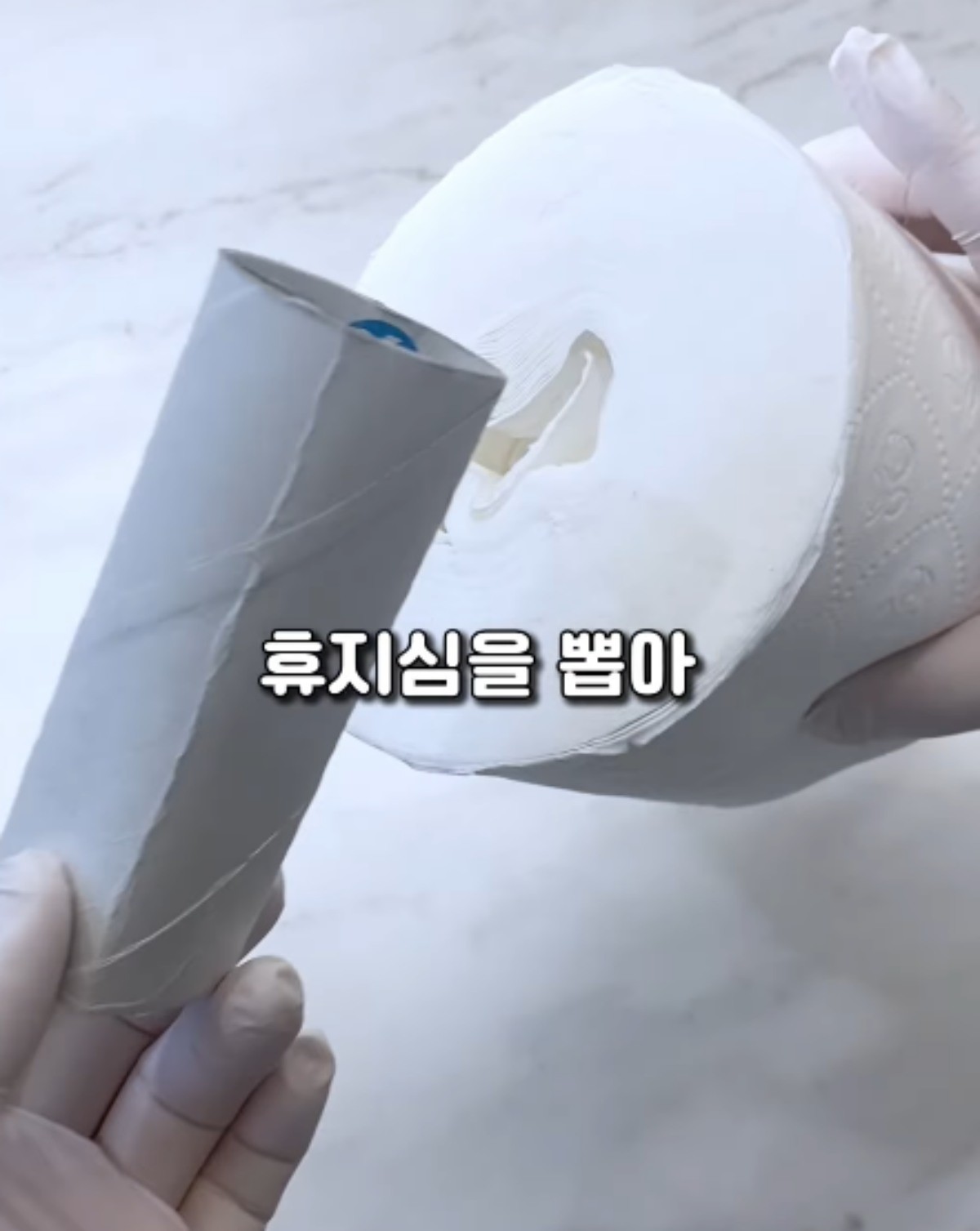 지퍼백을 활용하는 모습 / 유튜브 '홍홍살림'