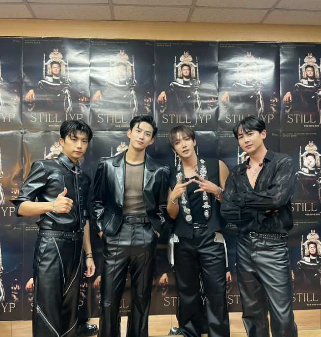 2PM 멤버들과 옥택연 / 옥택연 인스타그램