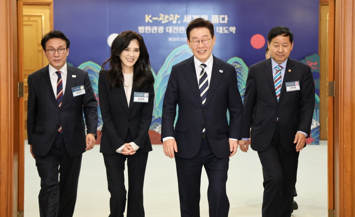 25일 청와대에서 주재한 확대국가관광전략회의 현장 / 연합뉴스