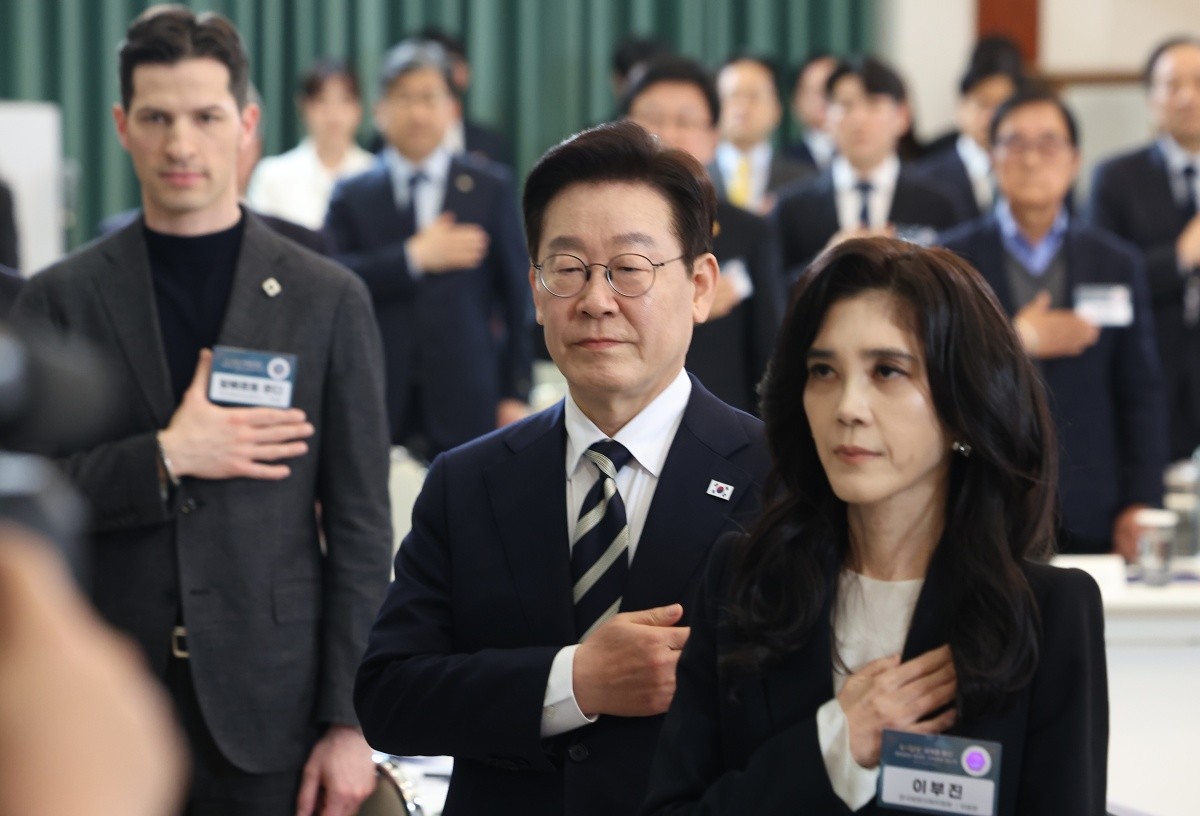 25일 청와대에서 주재한 확대국가관광전략회의 현장 / 연합뉴스