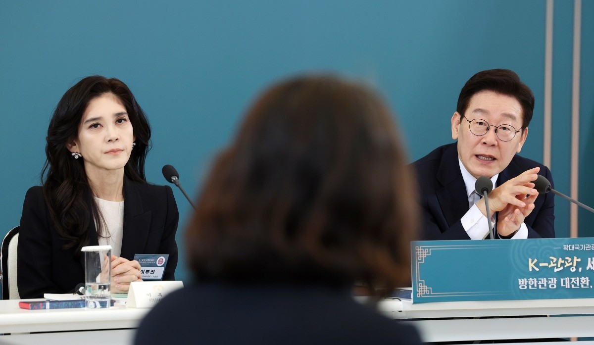 25일 청와대에서 주재한 확대국가관광전략회의 현장 / 연합뉴스