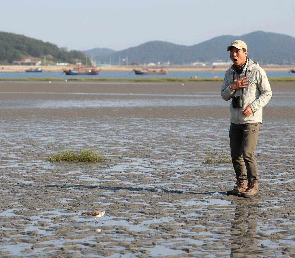 멸종위기종을 자연에서 발견한 사람. AI가 생성한 자료사진.