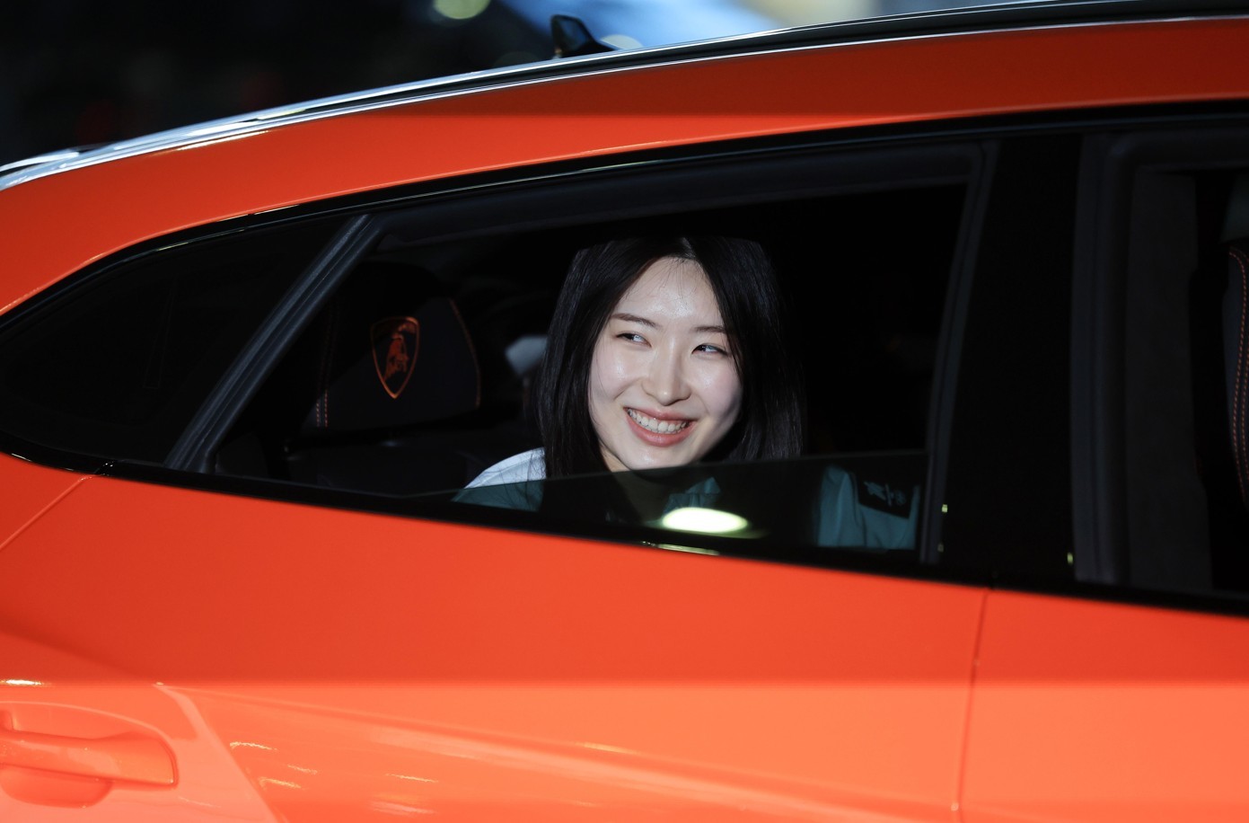 쇼트트랙 여자 1500m, 여자 3000m 계주 금메달로 2관왕을 차지한 김길리가 지난 24일 인천국제공항을 통해 귀국해 람보르기니에 탑승하고 있다. / 뉴스1