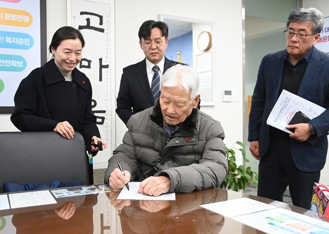 월남전 참전 국가유공자 이공휘(91) 씨가 해운대구에 장학금 5천만 원을 기부한 뒤 지난 2월 1일 별세했다. 간암으로 투병 중이던 그는 1월 23일 직접 구청을 찾아 장학금을 전달했고, 해당 기금은 지역 청소년 100명에게 지급됐다. / 사진제공=해운대구