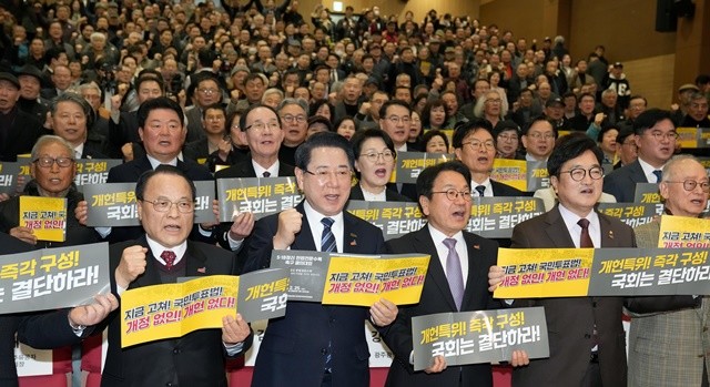 김영록 전라남도지사가 25일 서울 국회에서 5·18단체, 시민단체 등 참석자들과 5·18정신 헌법전문 수록 국회 개헌특별위원회 구성 및 개헌 발의를 촉구하는 결의를 하고 있다.