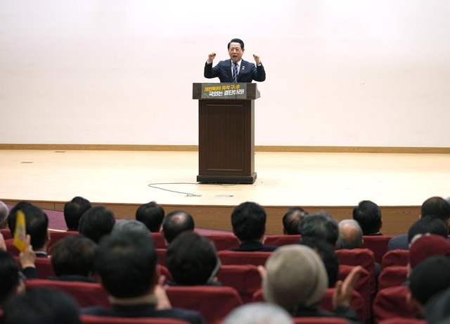 김영록 전라남도지사가 25일 서울 국회에서 열린 ‘5·18정신 헌법전문 수록 개헌 촉구 국민 결의대회’에서 인사말을 하고 있다.
