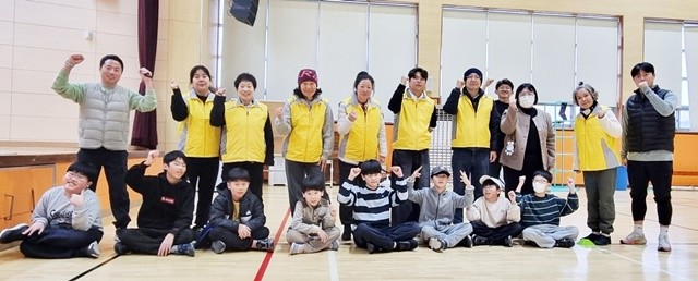 영강동지역사회보장협의체 회원들과 지역아동센터 아이들이 마라톤 도전 사업의 성공적인 추진을 위해 힘찬 출발을 다짐했다.