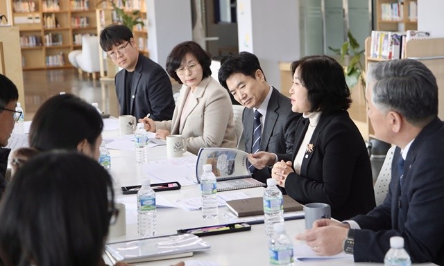 25일 장흥장평중학교에서 김대중 전남교육감과 장흥장평중학교 교육가족들이 새학년 준비상황을 공유하고 신입생 적응 지원과 안전한 교육활동 운영 방향을 논의하고 있다.