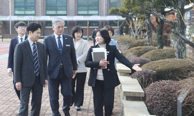 김대중 전남교육감과 장흥장평중학교 교육가족들이 학교시설을 둘러보고 있다.