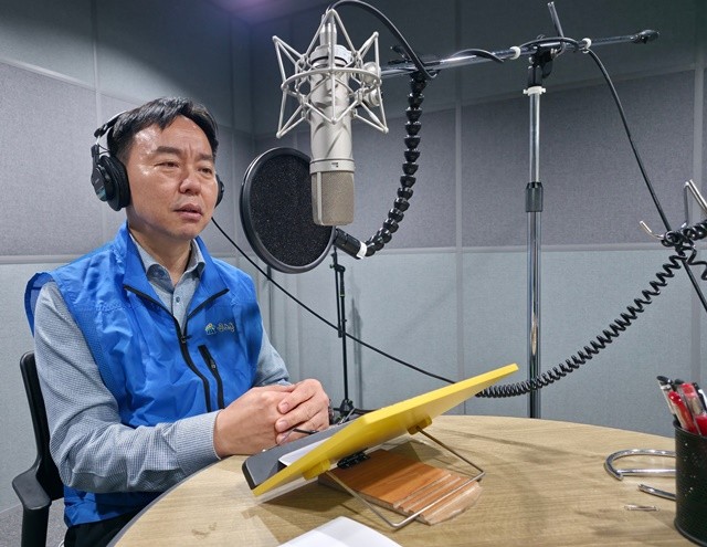 지난 2월 12일 공주석(사진) 위원장이 공무원의 노동절 휴무를 호소하는 내용의 라디오 광고를 녹음했다.