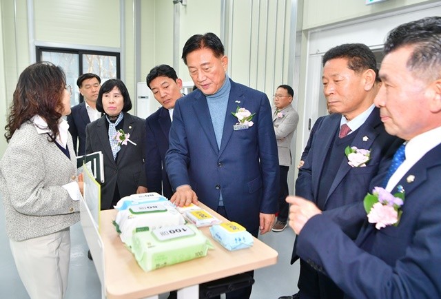 김한종 군수가 장애인보호작업장에서 생산하게 될 물티슈 제품을 살펴보고 있다. 장성군 제공