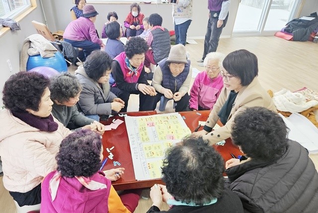 황전면 비촌마을 주민들이 '공동체발전계획워크숍'에 참여해 마을 발전계획을 수립하고 있다.