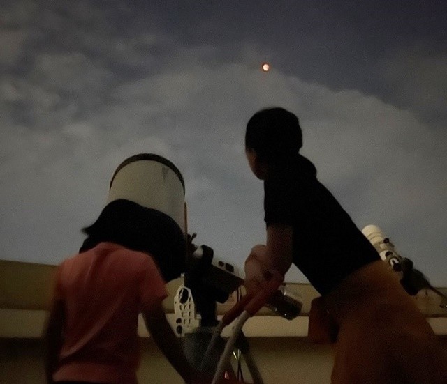 순천만천문대에서 고성능 천체망원경으로 월식을 관측하고 있다