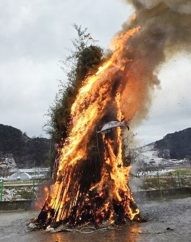 2025년 정월대보름을 맞아 월등면 송천리 송산마을에서 달집태우기 행사가 진행되고 있다