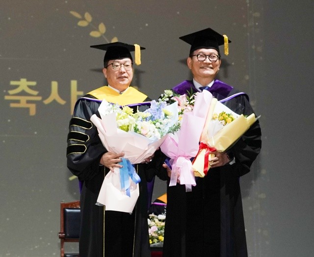 송영길 전 국회의원 석좌교수 임명식 기념촬영(김춘성 총장(좌), 송영길 전 국회의원(우))