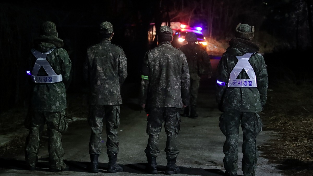 25일 오후 7시 31분쯤 경북 영주시 안정면 용산리 한 야산에 공군 F-16C 전투기가 추락해 공군 관계자들이 진입로를 통제하고 있다. / 뉴스1