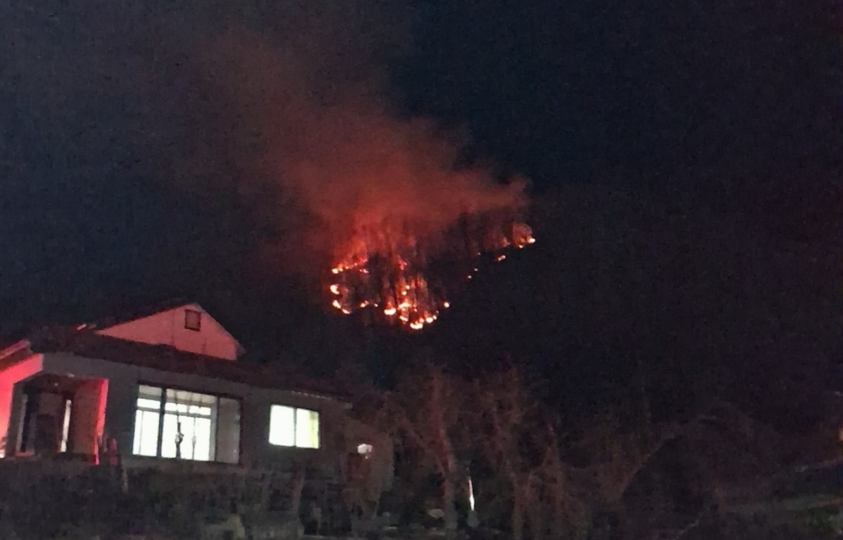 25일 오후 7시31분쯤 경북 영주시 안정면 용산리의 한 야산에 공군 소속 전투기 1대가 추락해 산불이 나고 있다. / 경북소방본부 제공, 뉴스1