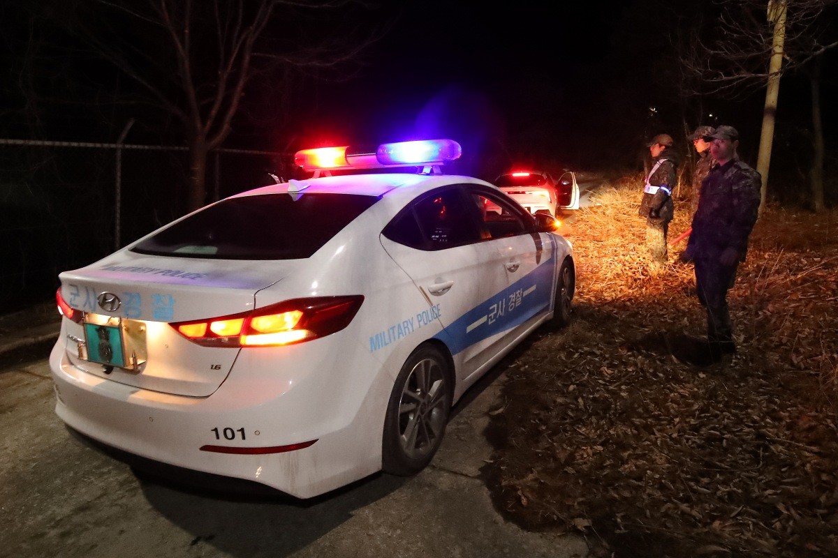 25일 오후 7시 31분쯤 경북 영주시 안정면 용산리 한 야산에 공군 F-16C 전투기가 추락해 공군 관계자들이 진입로를 통제하고 있다 / 뉴스1