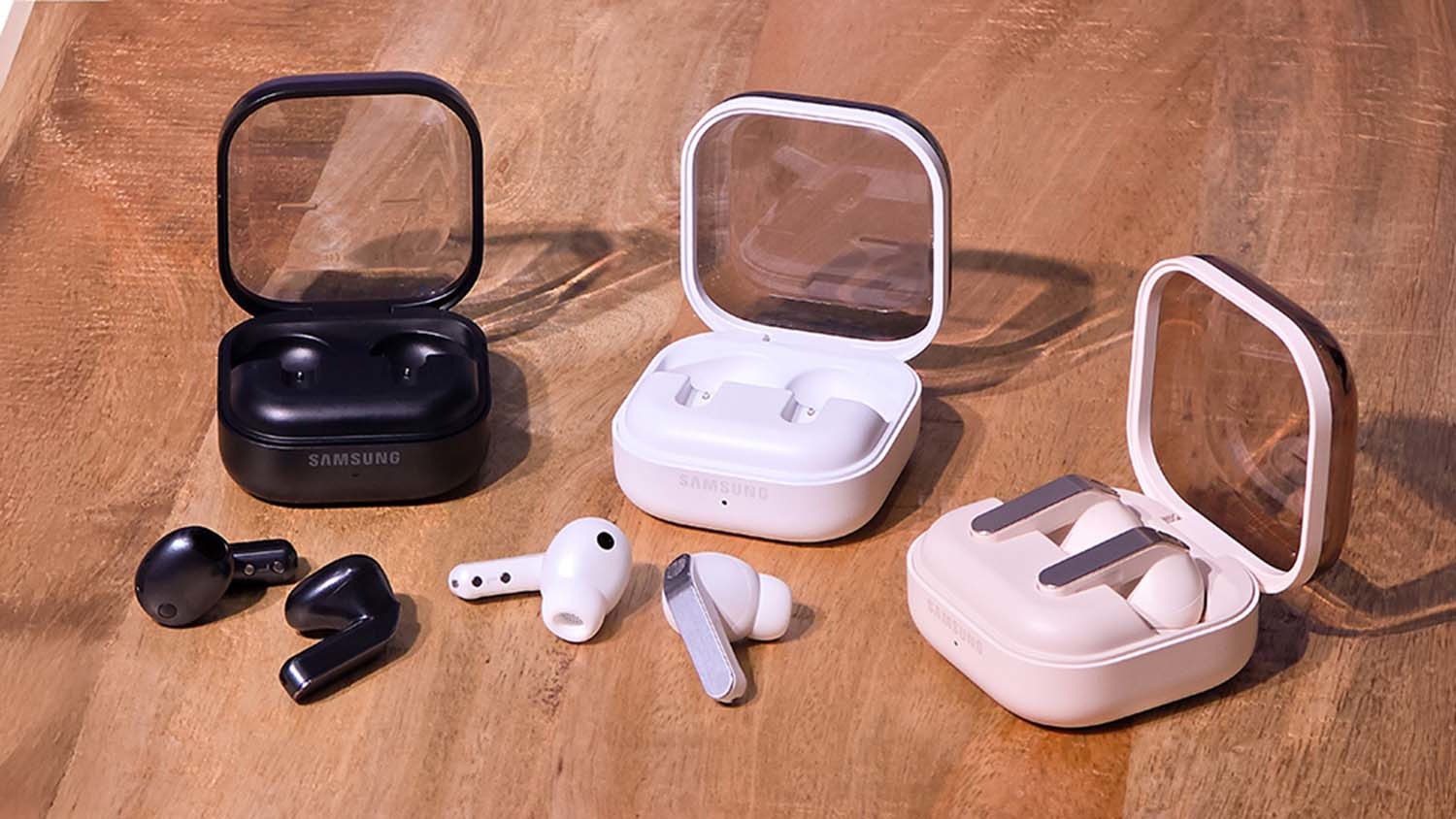 왼쪽부터 갤럭시 버즈4 블랙, 갤럭시 버즈4 프로 화이트, 갤럭시 버즈4 프로의 삼성닷컴 전용 색상인 핑크 골드. / 삼성전자