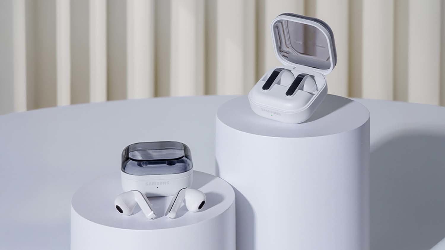 갤럭시 언팩 2026(Galaxy Unpacked 2026)에서 공개한 갤럭시 버즈4 시리즈. 왼쪽이 갤럭시 버즈4, 오른쪽이 갤럭시 버즈4 프로. / 삼성전자