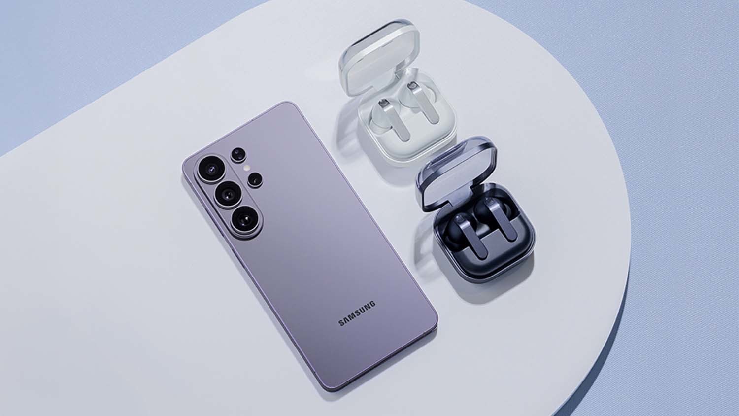 갤럭시 S26 울트라와 함께 촬영한 갤럭시 버즈4 프로. / 삼성전자