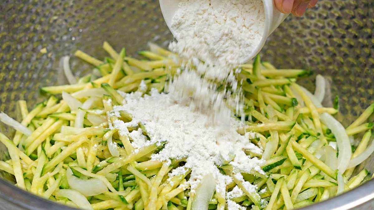 애호박전을 튀김처럼 바삭하게 먹을 수 있는 꿀팁. 기사 내용 토대로 AI툴 활용해 제작한 자료사진.