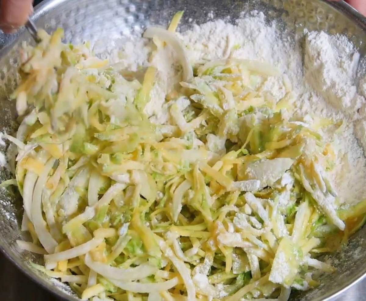 튀김가루와 잘 버무려진 애호박과 양파. 기사 내용 토대로 AI툴 활용해 제작한 자료사진.