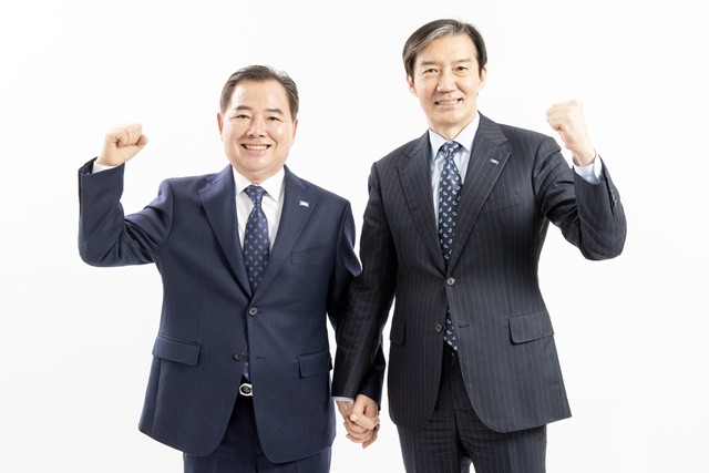 이윤행 함평군수 입지자(왼쪽)가 조국혁신당 ‘조국 대표 특보’ 임명됐다. 조국 대표와 파이팅을 외치고 있다.