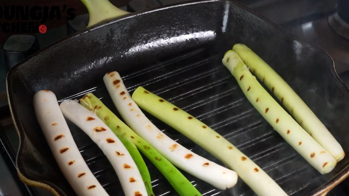 대파를 프라이팬에 노릇하게 굽는 모습 / 유튜브 '영자씨의 부엌'