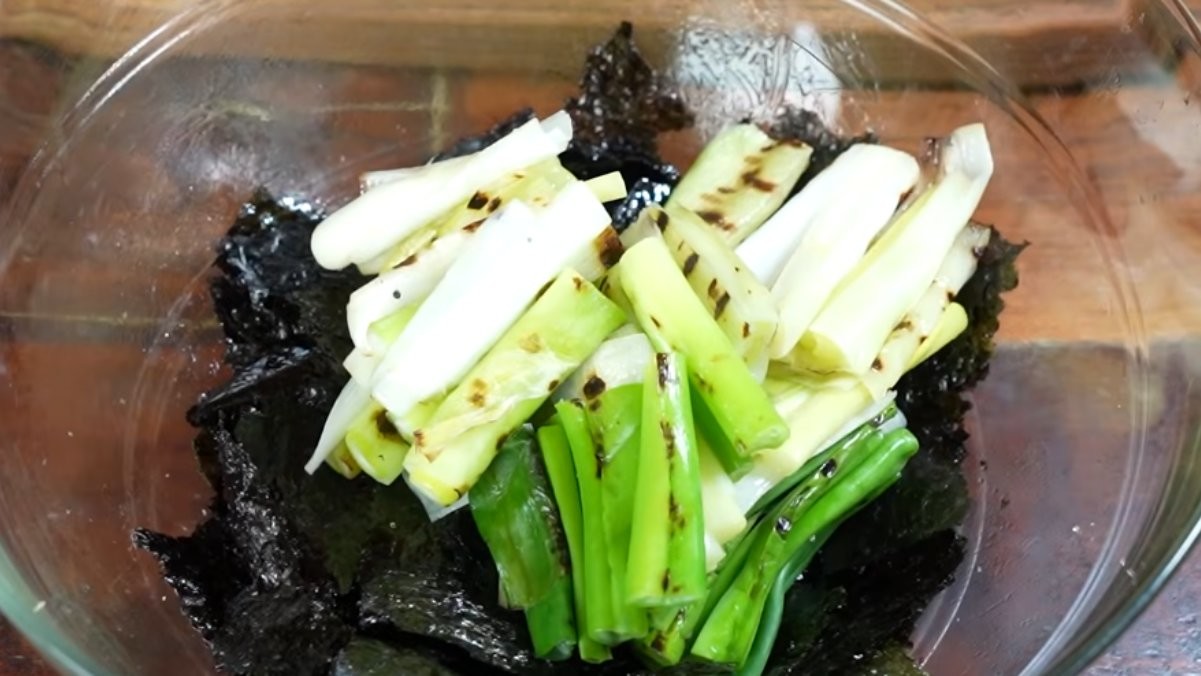 대파와 김을 섞는 모습 / 유튜브 '영자씨의 부엌'
