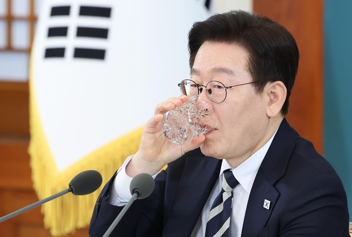 이재명 대통령이 25일 청와대에서 열린 확대국가관광전략회의에서 목을 축이고 있다.  / 뉴스1