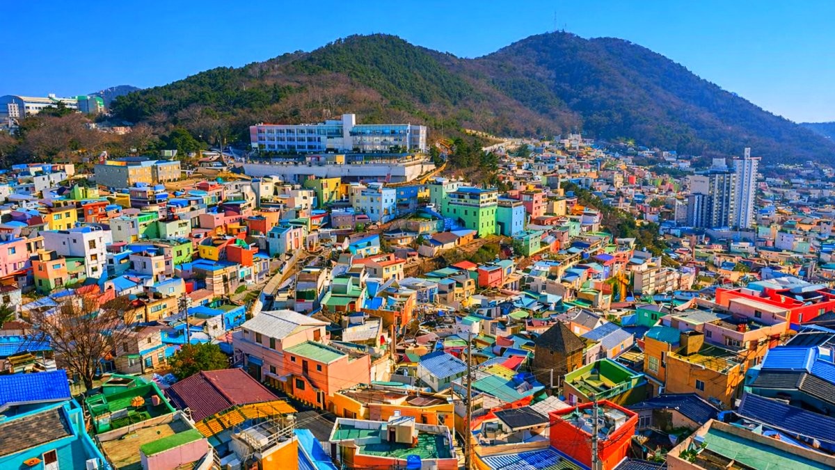 부산 감천문화마을. 기사 내용 토대로 AI툴 활용해 제작한 자료사진.