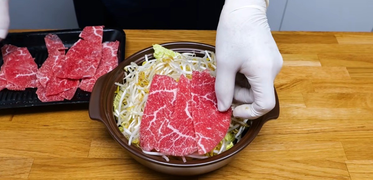 채소와 소고기를 차례로 올리는 모습 / 유튜브 '김대석 셰프TV'