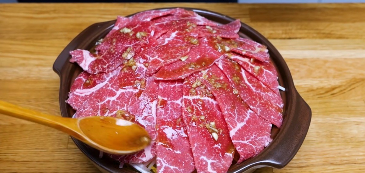 소고기 위에 소스를 뿌리는 모습 / 유튜브 '김대석 셰프TV'