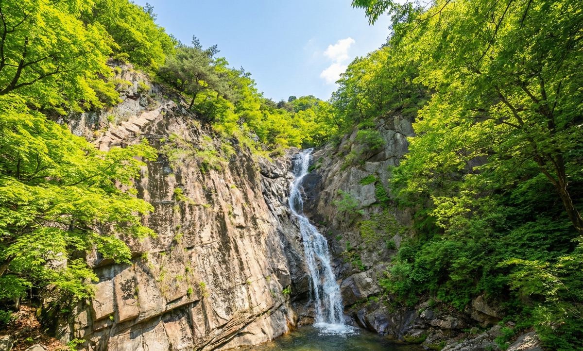 운계폭포. 기사의 이해를 돕기 위한 AI 생성 이미지