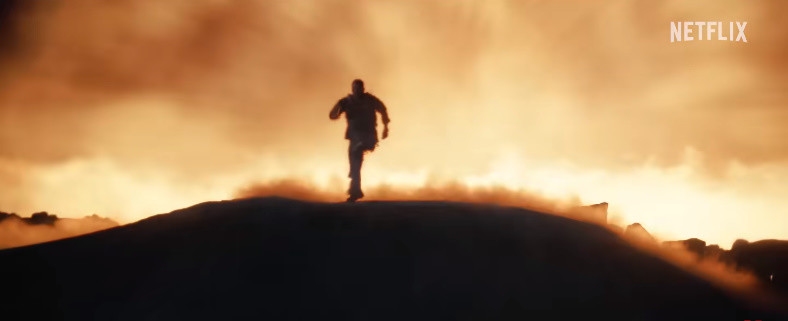 영화 '워 머신: 전쟁 기계'에서 화려한 액션 연기를 선보인 앨런 리치슨 / 넷플릭스