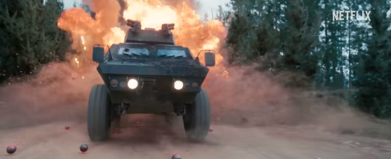 화려한 스케일을 자랑하는 영화 '워 머신: 전쟁기계' / 넷플릭스