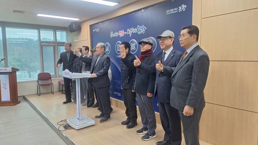 전 포항시의원 30명은 26일 포항시청에서 기자회견을 열고 공원식 포항시장 예비후보에 대한 지지를 선언했다.