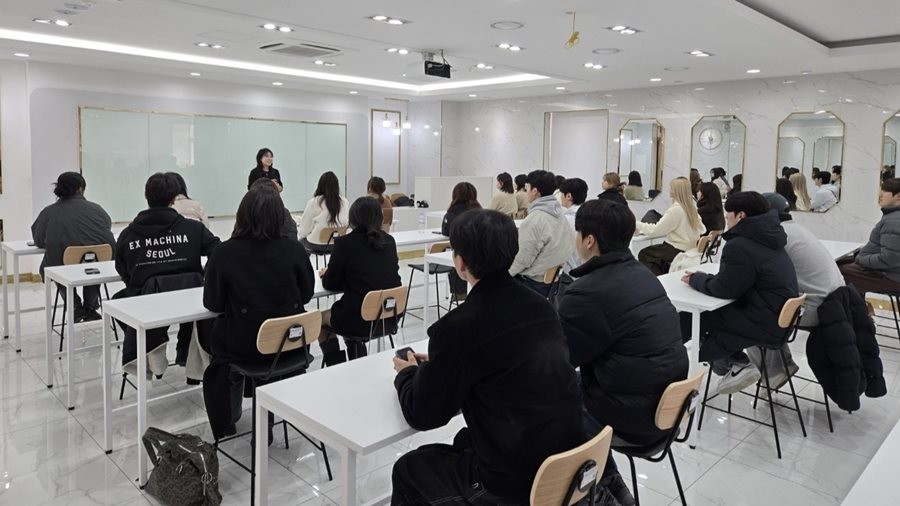 계명문화대 헤어디자인과를 졸업한 김라희 씨가 2026학년도 헤어디자인과 예비신입생들에게 자신의 성공사례를 소개하고 있다.  / 계명문화대 제공