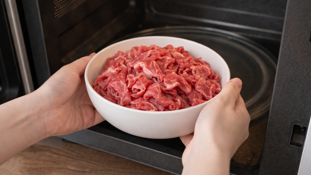 소고기를 전자레인지에 넣는 모습 / 기사 내용을 바탕으로 제작한 AI 이미지