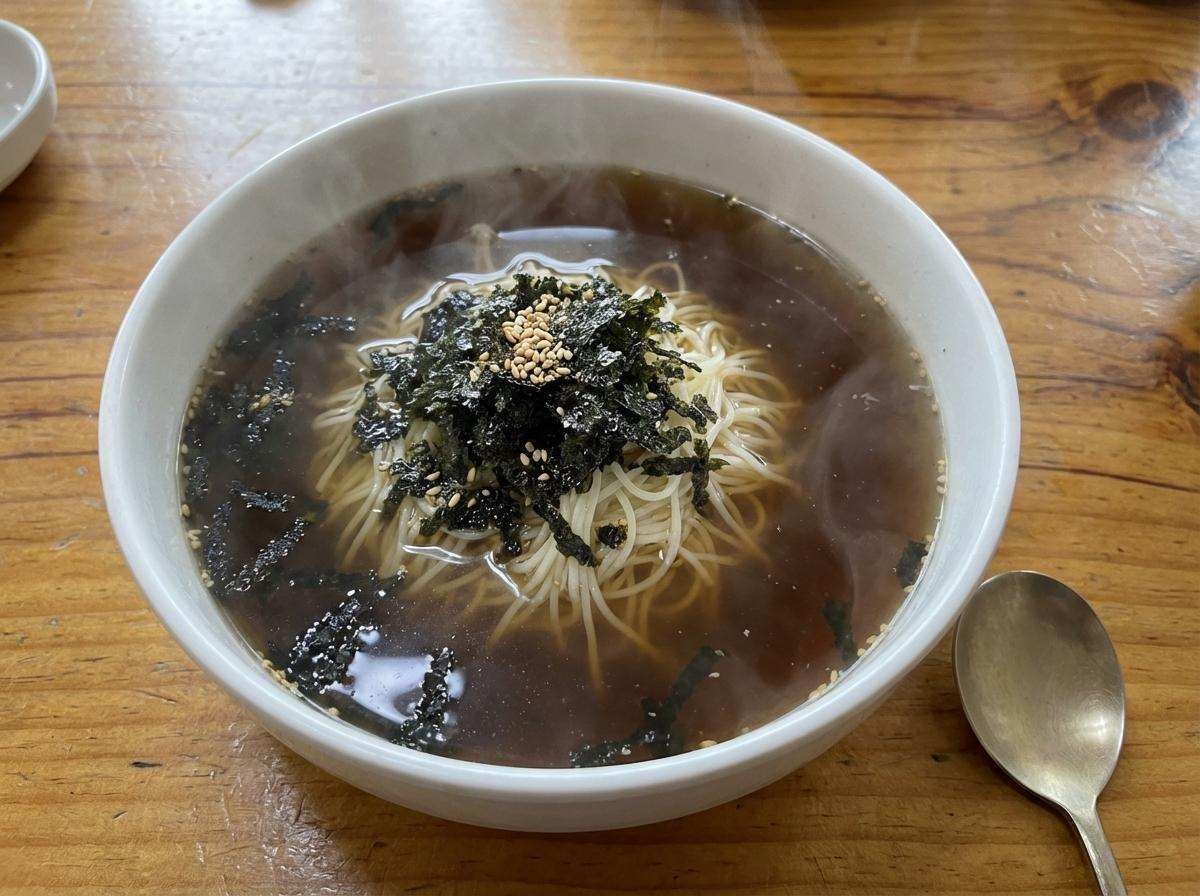 양파 껍질 채수로 만든 자치국수. 기사 내용 토대로 AI툴 활용해 제작한 자료사진.