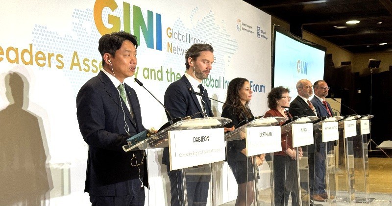 스페인 남부 휴양 도시 말라가 무역 전시 컨벤션 센터(FYCMA)에서 현지 시간 25일 오전에 열린 GINI 도시 대표자 회의에 참석한 대전시 최성아 정무 경제 과학 부시장과 도시 대표자들이 언론 브리핑에서 대표자 회의 결과를 설명하고 있다. / 사진=스페인 말라가 대전시 공동 취재단.