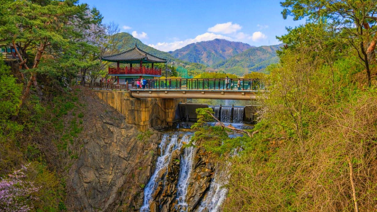 의림지 용추폭포. 기사 내용 토대로 AI툴 활용해 제작한 자료사진.