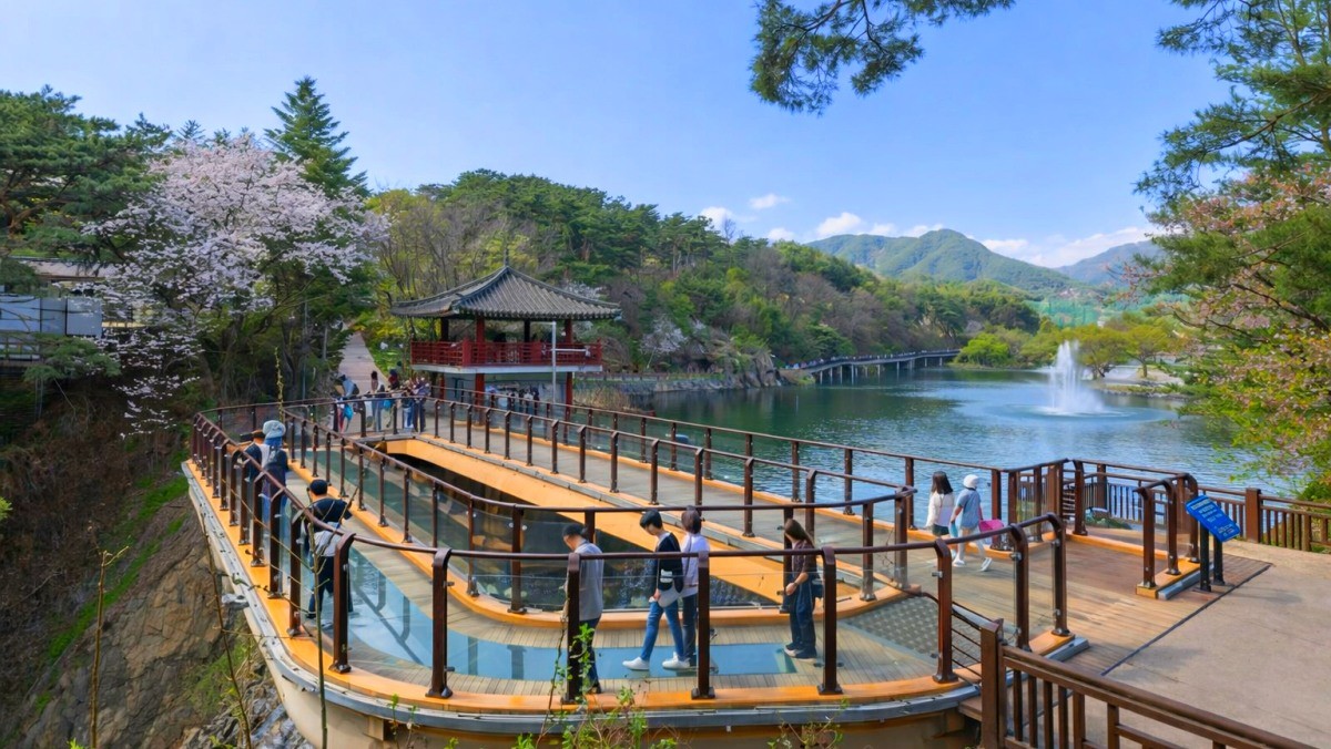 용추폭포 유리전망대. 기사 내용 토대로 AI툴 활용해 제작한 자료사진.