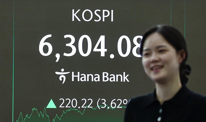 26일 서울 중구 하나은행 딜링룸 전광판에 코스피 지수가 6,300을 넘어서고 있다. / 뉴스1