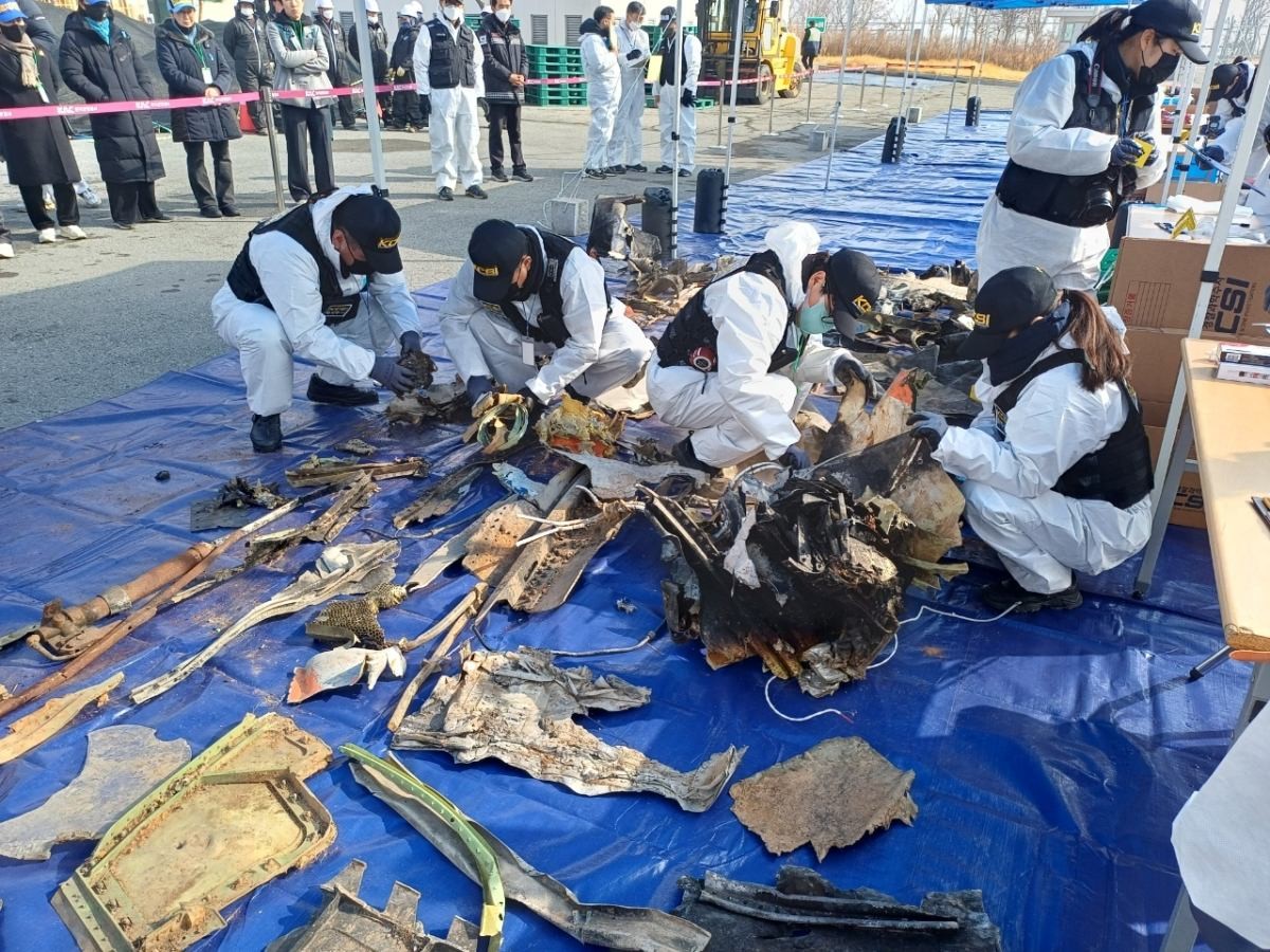 12일 오전 전남 무안국제공항에서 잔해물 보관 창고에서 179명이 숨진 제주항공 참사 사고기 잔해물 관련 재조사가 진행되고 있는 모습. / 뉴스1-독자제공
